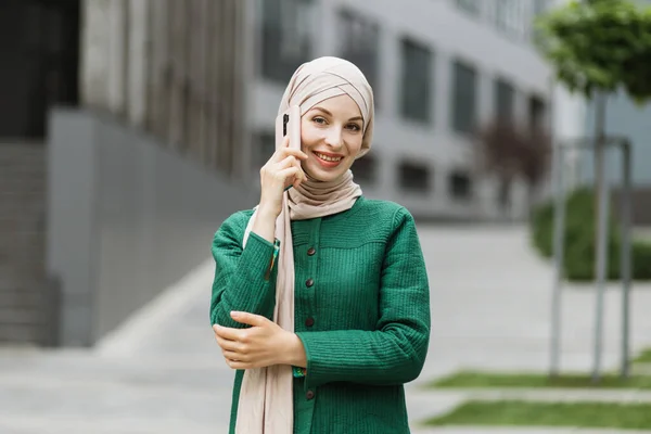 Vorderseite Porträt Einer Arabischen Frau Hijab Die Der Nähe Eines — Stockfoto