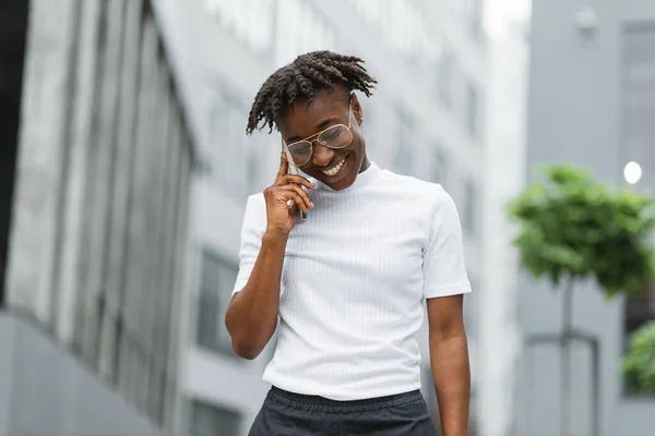 Afrikaanse Zakenvrouw Met Behulp Van Smartphone Terwijl Buiten Buurt Van — Stockfoto