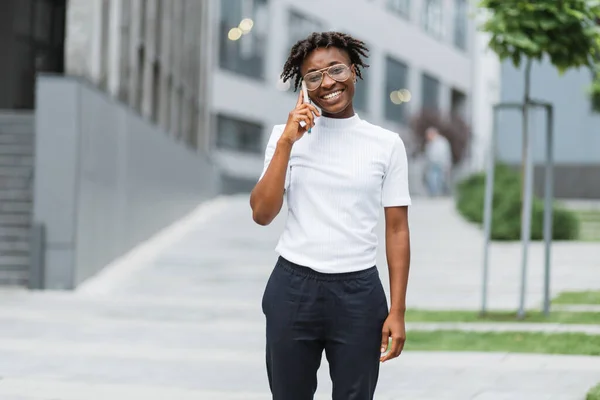 Gelukkige Jonge Vrouw Casual Lopen Terwijl Praten Telefoon Vrolijk Afrikaans — Stockfoto