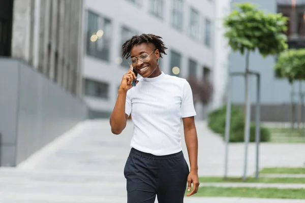 Vooraanzicht Portret Van Aantrekkelijke Vrouw Met Mobiele Telefoon Weg Kijken — Stockfoto