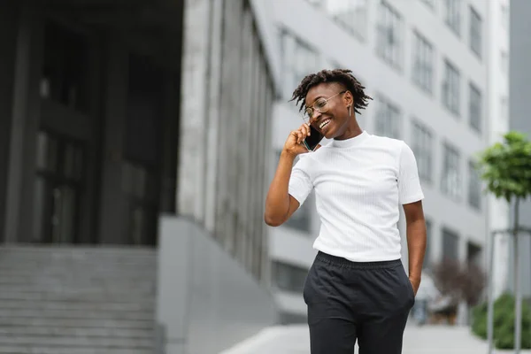 Zijaanzicht Portret Van Lachende Jonge Afro Amerikaanse Vrouw Wandelen Praten — Stockfoto