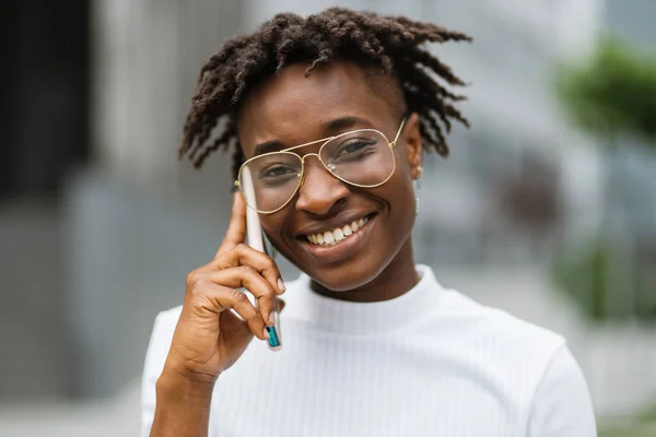 Portret Van Een Jonge Lachende Afro Amerikaanse Vrouw Die Praat — Stockfoto