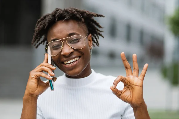 Portret Van Een Jonge Lachende Afro Amerikaanse Vrouw Die Praat — Stockfoto