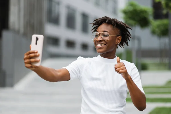 Jonge Afrikaans Amerikaanse Vrouw Meisje Student Freelancer Praten Telefoon Met — Stockfoto