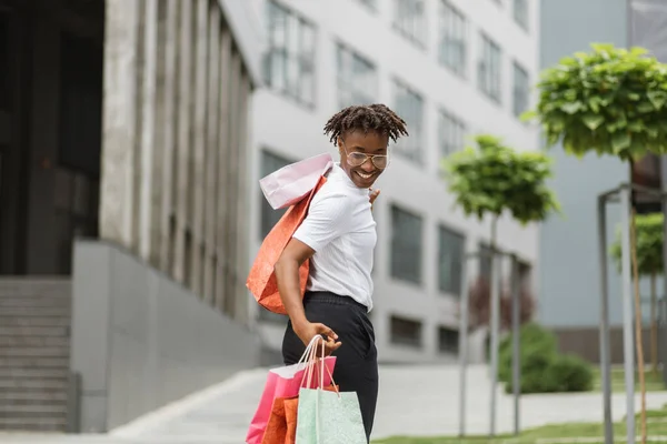 Winkelen Lifestyle Concept Outdoor Helder Portret Van Jonge Aantrekkelijke Afro — Stockfoto
