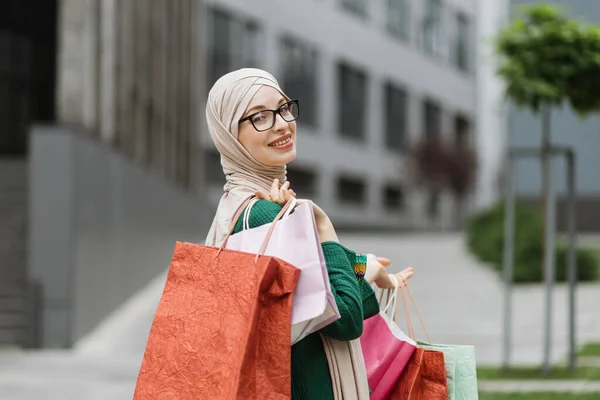 Közelkép Portré Gyönyörű Fiatal Muszlim Visel Alkalmi Ruhákat Megy Vásárolni — Stock Fotó