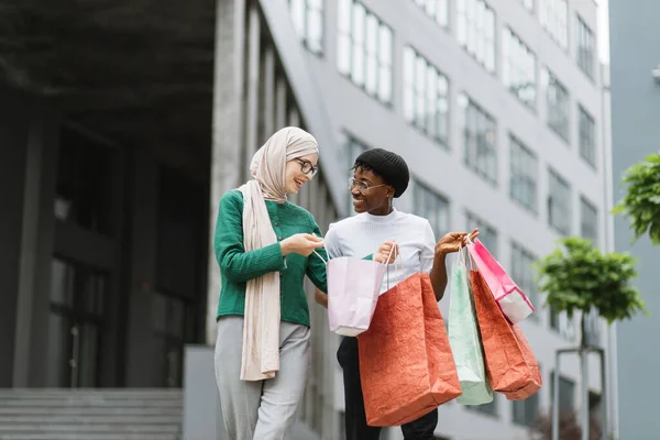 Two Pretty Multiracial Young Best Friends Women Walking Beautiful Modern — Stock Photo, Image