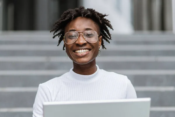 Charmante Zakenvrouw Stijlvolle Elegante Kleding Zittend Trap Buiten Met Behulp — Stockfoto