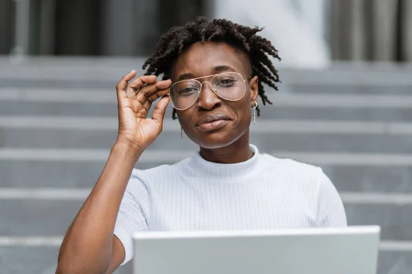 Glimlachende Jonge Afro Amerikaanse Vrouw Woking Draadloze Laptop Terwijl Trap — Stockfoto