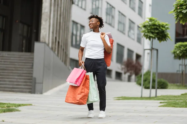 Jonge Vrolijke Glimlachende Modieuze Afro Amerikaanse Vrouw Met Papieren Boodschappentassen — Stockfoto