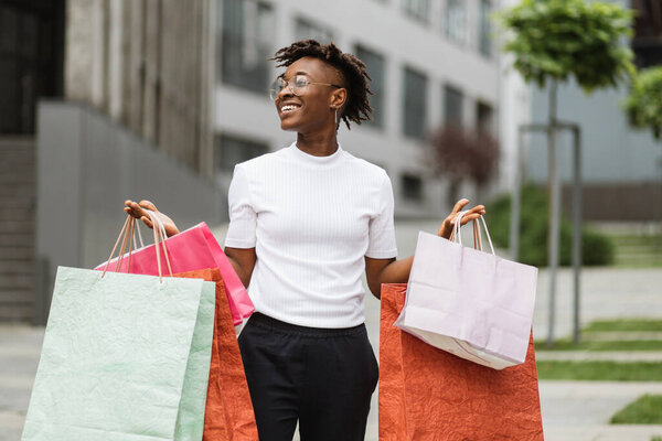 Summer Shopping Concept Pretty Happy Smiling Fashionable African Woman Wearing Royalty Free Stock Images