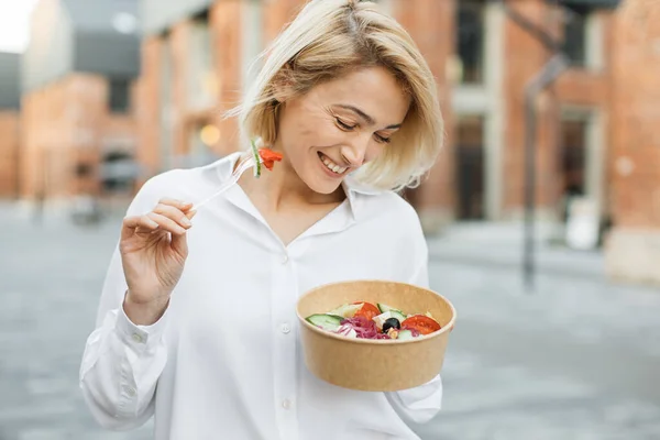 Portrait Young Attractive Woman Eating Salad Background Buildings City Beautiful — Stock Photo, Image