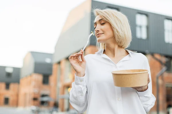 Stylish Young Blond Businesswoman Eating Healthy Salad Walking City Street — Stock Photo, Image