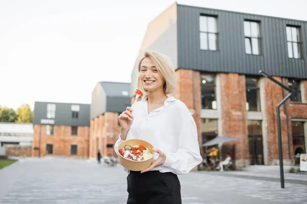 幸せな笑顔の若いビジネス女性の街の通りで昼休みにサラダを食べると 健康的な生活ライフスタイル 健康的な食生活の概念 — ストック写真