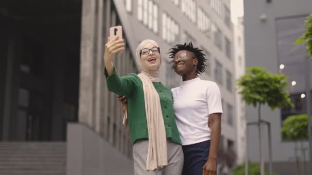 Sorrindo Mulher Árabe Rua Cidade Tirar Selfie Smartphone Com Sua — Vídeo de Stock