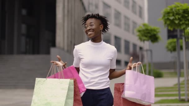 Концепция Покупок Крупным Планом Молодой Привлекательной Веселой Африканской Женщины Улыбающейся — стоковое видео
