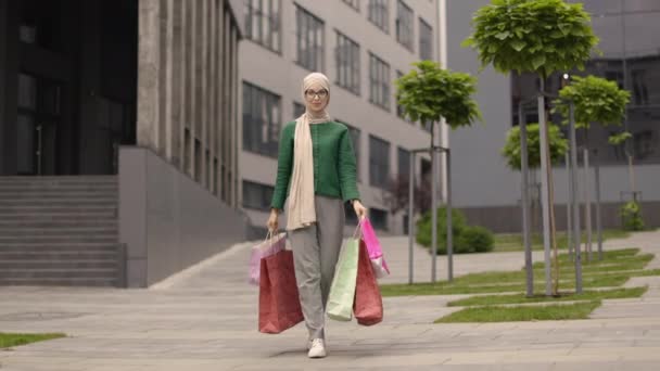 Mujer Musulmana Bastante Joven Con Pantalones Grises Chaqueta Verde Caminando — Vídeo de stock