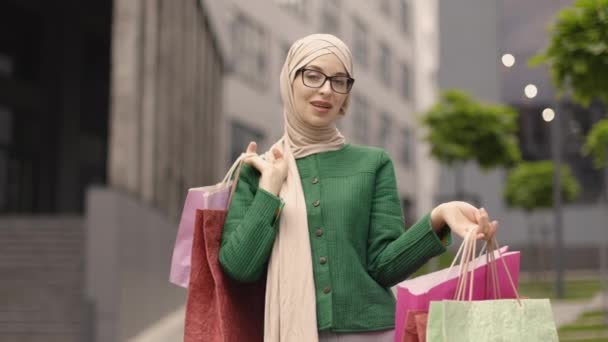 Открытый Городской Портрет Молодой Элегантной Модной Мусульманки Хиджабе Очках Наслаждающейся — стоковое видео