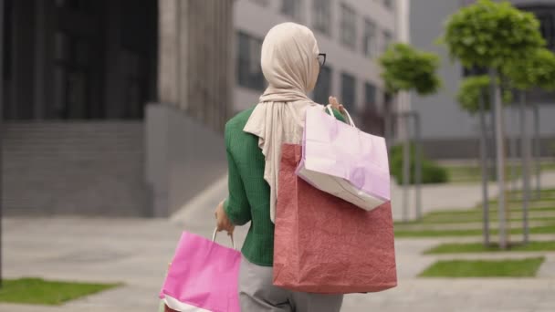 Close Portrait Beautiful Young Muslim Woman Wearing Casual Clothes Going — Stock Video