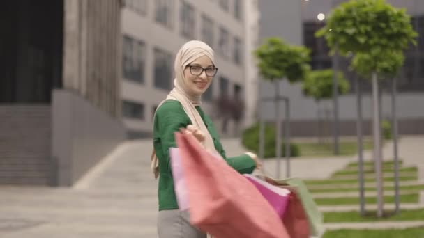 Красивая Счастливая Арабская Женщина Серых Брюках Стильной Зеленой Куртке Позируя — стоковое видео