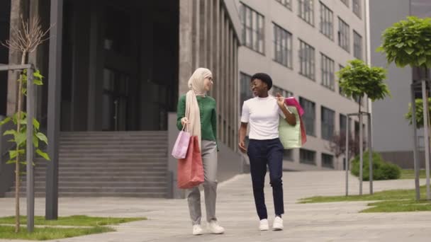 Dos Muy Multirraciales Jóvenes Mejores Amigos Mujeres Caminando Hermosa Ciudad — Vídeo de stock
