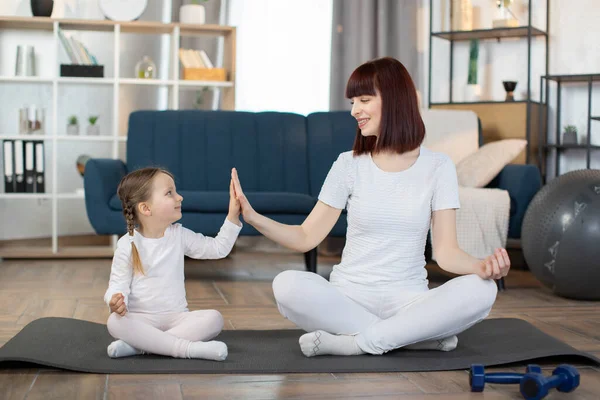 Família Mãe Filha Estão Envolvidos Aptidão Ioga Exercício Casa Sorrindo — Fotografia de Stock