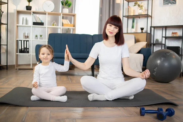 Família Mãe Filha Estão Envolvidos Aptidão Ioga Exercício Casa Sorrindo — Fotografia de Stock