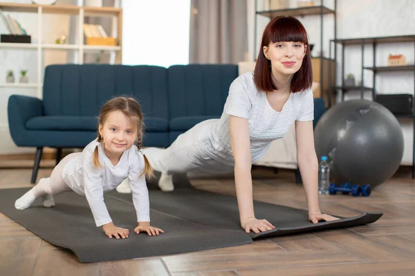 Uma Jovem Mãe Caucasiana Com Sua Filha Fazendo Fitness Alongamento — Fotografia de Stock