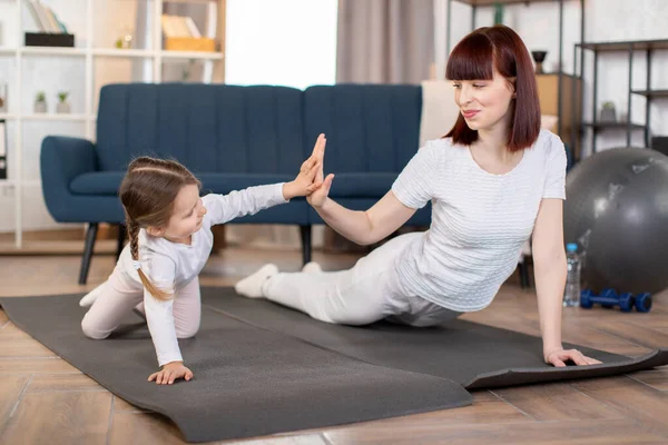 Mãe Sua Filhinha Fofa Fazendo Exercícios Flexões Tapete Ioga Sala — Fotografia de Stock