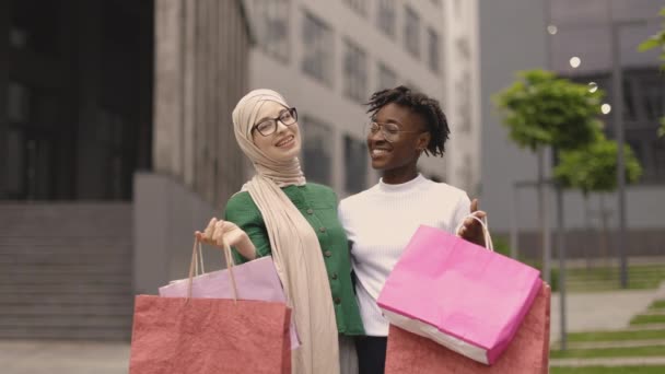 학성인 소녀가 쇼핑을 가방을 카메라로 웃으면서 가지를 있었다 도시에서의 — 비디오