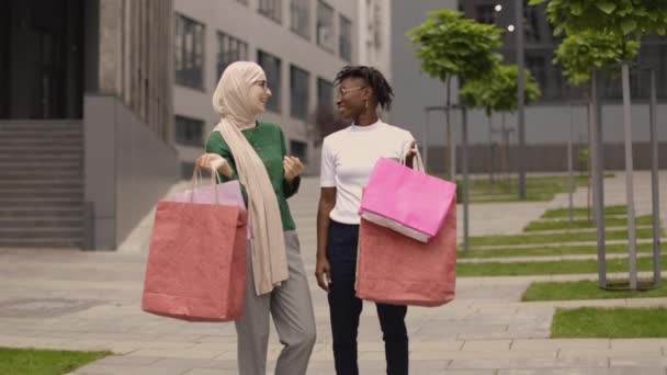 Twee Tevreden Multi Etnische Meisjes Wandelen Door Oude Stad Straat — Stockvideo