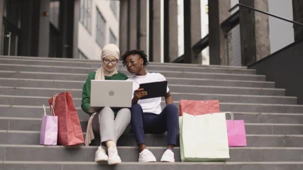 Deux Jolies Jeunes Femmes Multiraciales Meilleures Amies Faisant Des Achats — Video