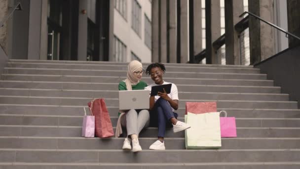 Açık Havada Büyük Bir Alışveriş Merkezinin Merdivenlerinde Oturan Online Renkli — Stok video