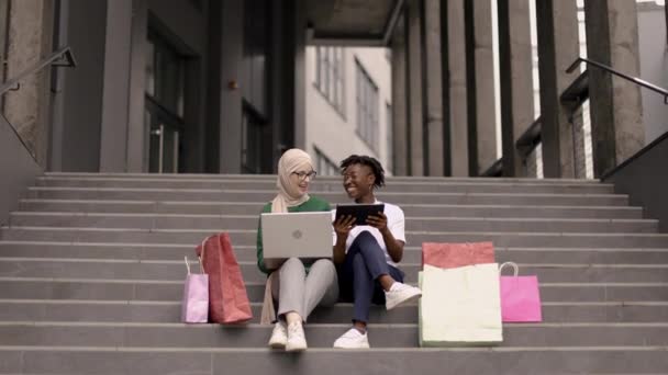 Stadens Shoppingkoncept Utomhus Urban Livsstil Porträtt Två Olika Unga Kvinnor — Stockvideo