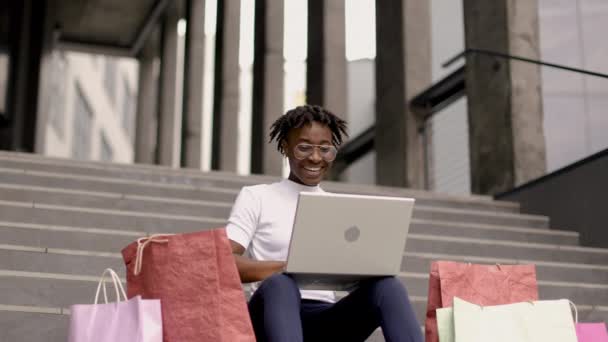 Hübsche Afroamerikanische Junge Frau Die Online Einkäufe Laptop Tätigt Sitzt — Stockvideo