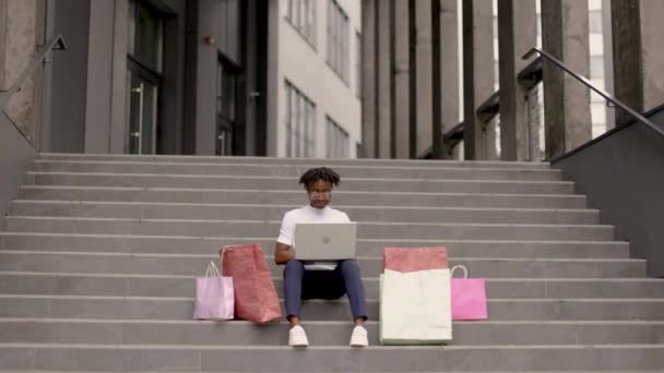Красивая Афроамериканская Молодая Женщина Делает Онлайн Покупки Помощью Ноутбука Сидя — стоковое видео