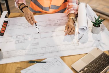 Ofisteki pusula, cetvel ve kalem kullanarak evin yenilenmesini sağlayan mimarların ellerini kapatın. Mimarlar, inşaat, tasarım kavramı.