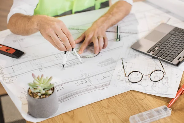 Ofisteki pusula, cetvel ve kalem kullanarak evin yenilenmesini sağlayan mimarların yakın çekimleri. Mimarlar, inşaat, tasarım kavramı.