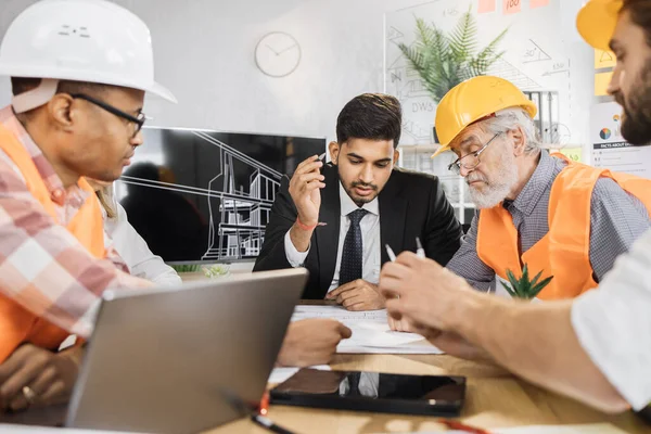 Arquitetos Engenheiros Ternos Capacetes Tendo Reunião Trabalho Escritório Moderno Colegas — Fotografia de Stock