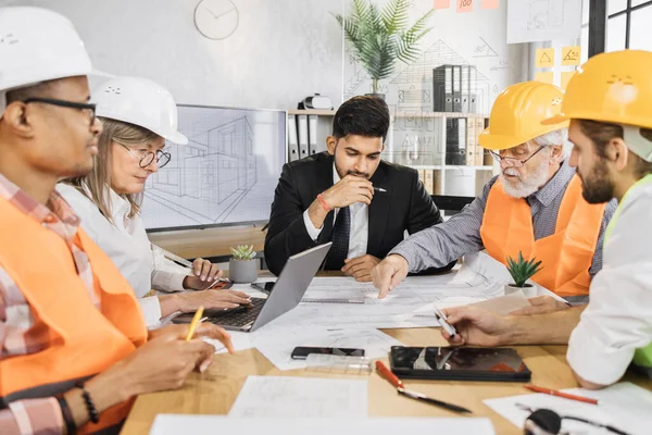 Arquitetos Engenheiros Ternos Capacetes Tendo Reunião Trabalho Escritório Moderno Colegas — Fotografia de Stock