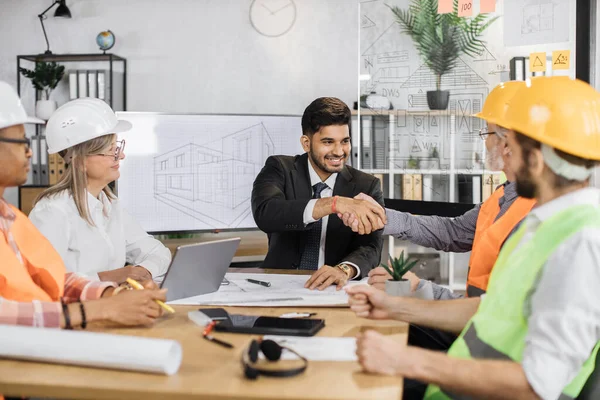 Arquitetos Multiétnicos Designers Engenheiros Sentados Mesa Cumprimentando Uns Aos Outros — Fotografia de Stock