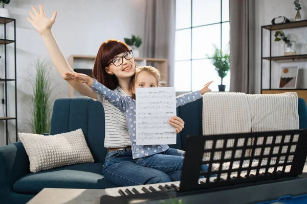 Madre Enseñando Tocar Piano Usando Notas Hija Niña Aprendiendo Piano — Foto de Stock