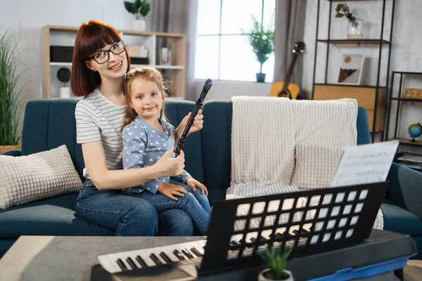 Portret Van Een Blanke Vrouw Haar Schattige Dochtertje Die Thuis — Stockfoto