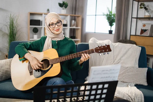 Portré Fiatal Arab Hidzsáb Játszik Gitáron Elég Muszlim Lány Aki — Stock Fotó