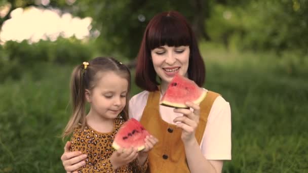 Güzel Anne Kızı Parkta Piknikte Dinlenirken Ellerinde Karpuz Parçaları Tutuyorlar — Stok video