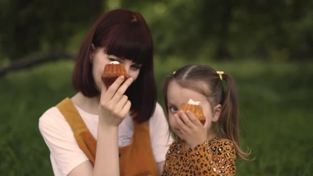 Крупним Планом Вид Щасливу Білоруську Матір Веселу Доньку Їдять Торти — стокове відео