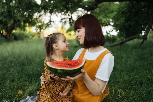 Hora Verão Família Feliz Dois Mãe Sua Menina Piquenique Parque — Fotografia de Stock