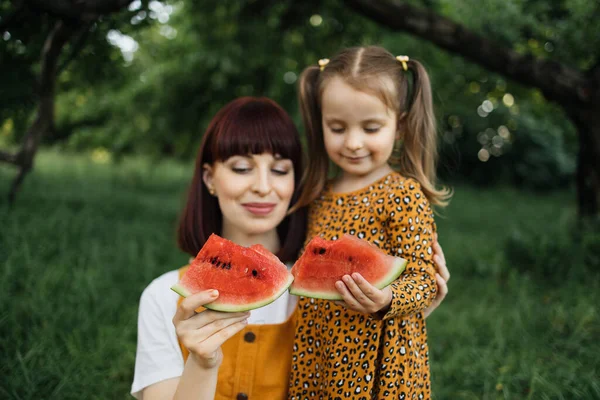 Vista Perto Mãe Caucasiana Feliz Sua Filha Alegre Comendo Melancia — Fotografia de Stock