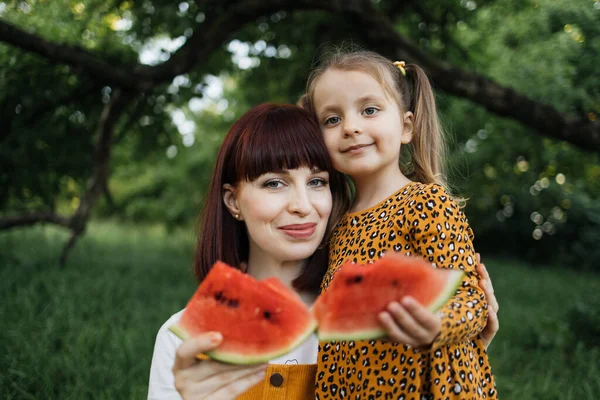 Vista Perto Mãe Caucasiana Feliz Sua Filha Alegre Comendo Melancia — Fotografia de Stock