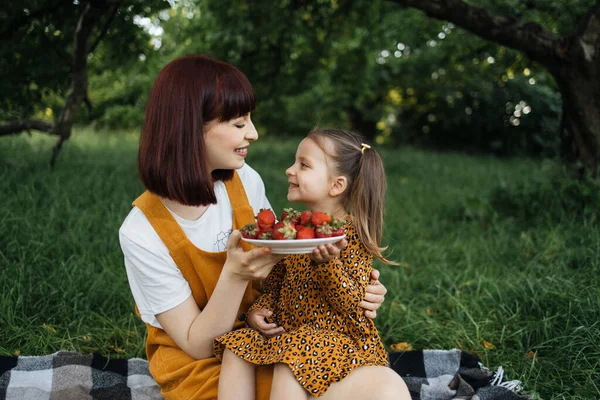 Hora Verão Família Feliz Dois Mãe Sua Menina Piquenique Parque — Fotografia de Stock